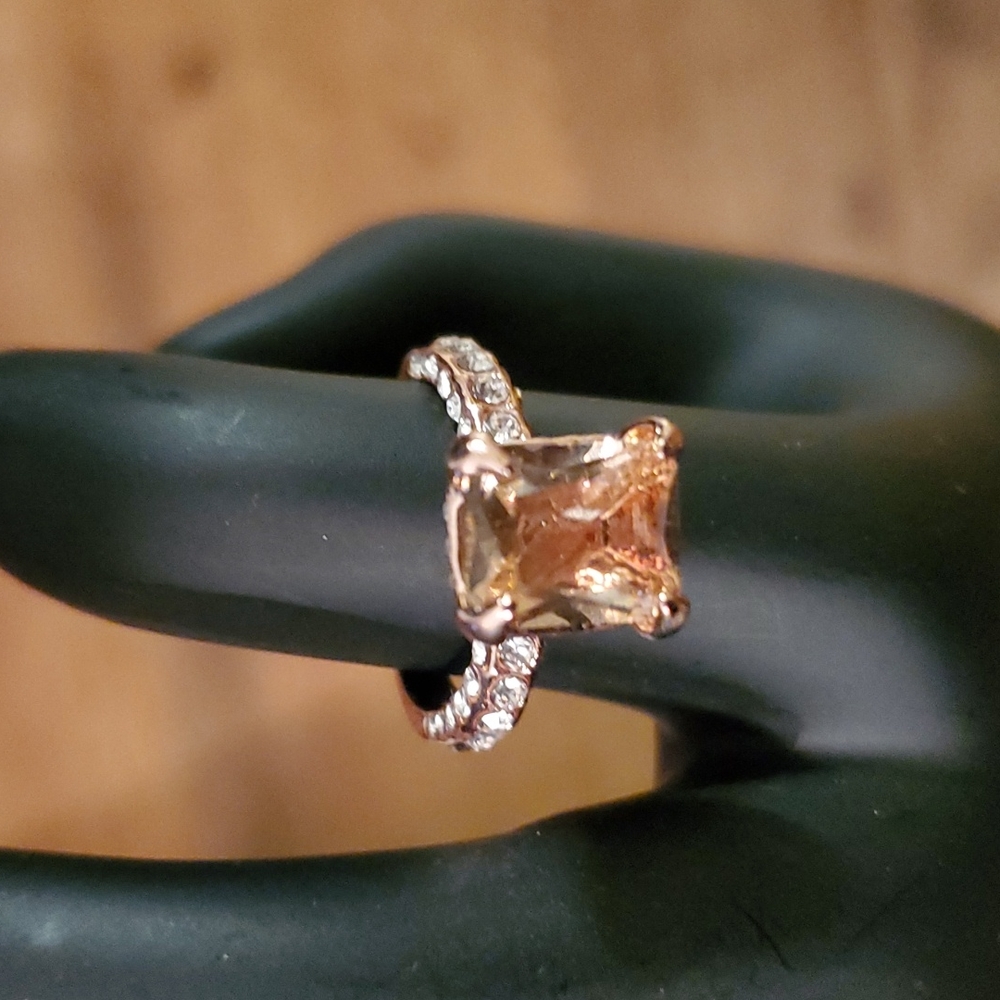 NWOT Amber square princess cut rhinestone rose gold tone ring. Size 7 - Picture 5 of 7
